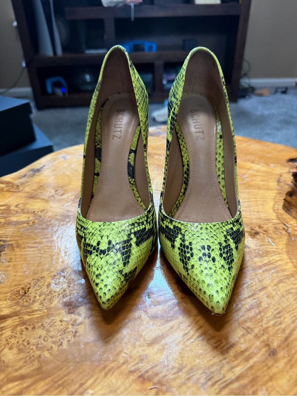 Schutz Lou Neon Yellow Embossed Snakeskin Leather Pump Heels 7.5 - Picture 2 of 7